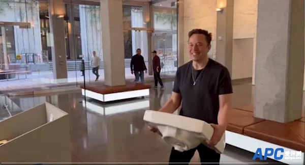 马斯克抱水槽“入主”推特总部！给员工吃下“定心丸”：不裁员75%