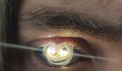 美国一男子将义眼改装成手电筒 发光钛合金眼成真