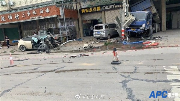 时速198km/h！车主诉特斯拉失控造2死 网友质疑撒谎：过程太离谱