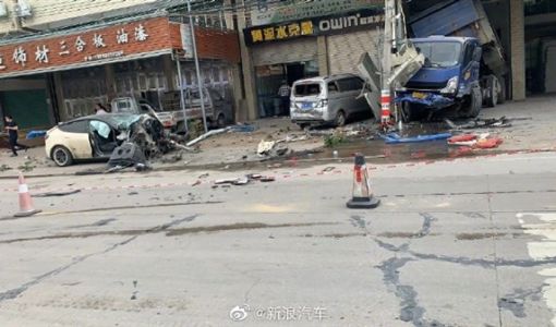 时速198km/h！车主诉特斯拉失控造2死 网友质疑撒谎：过程太离谱 ... ...