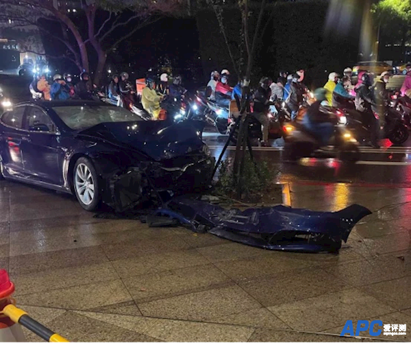 一特斯拉Model S失控先撞车后撞墙 71岁司机称是车辆故障